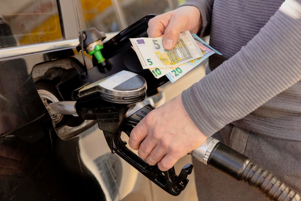 What is the cheapest day to refuel in Latvia? Fuel price cycle explained